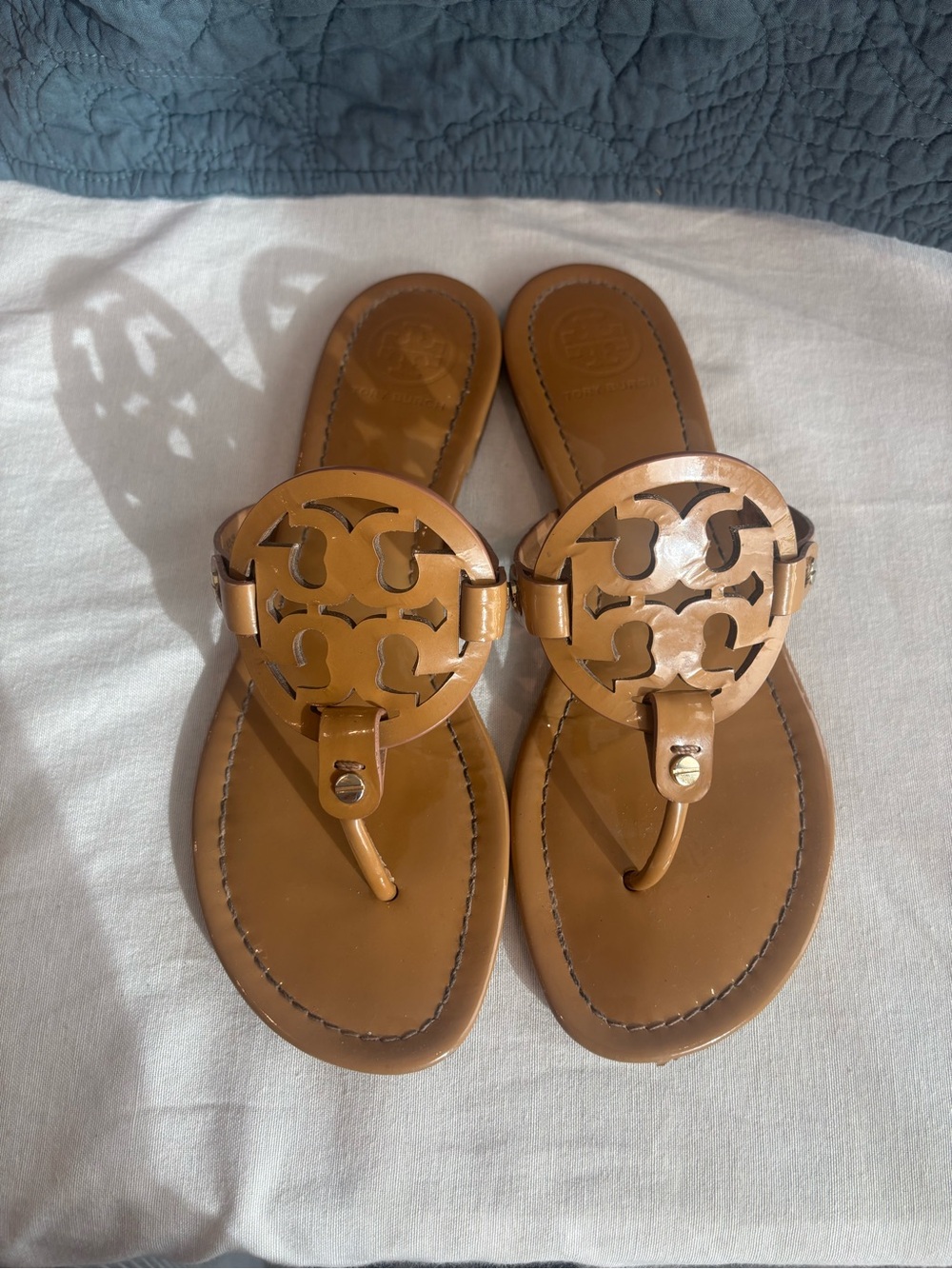 Tory Burch Miller Logo Patent Leather Thong Sandals Tan Brown Size 9